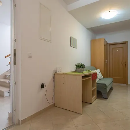 Daire Awesome In With Kitchen Makarska